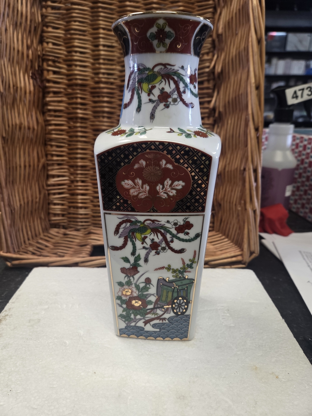 IMARI JAPANESE Porcelain Decorative Vase in White and Red
